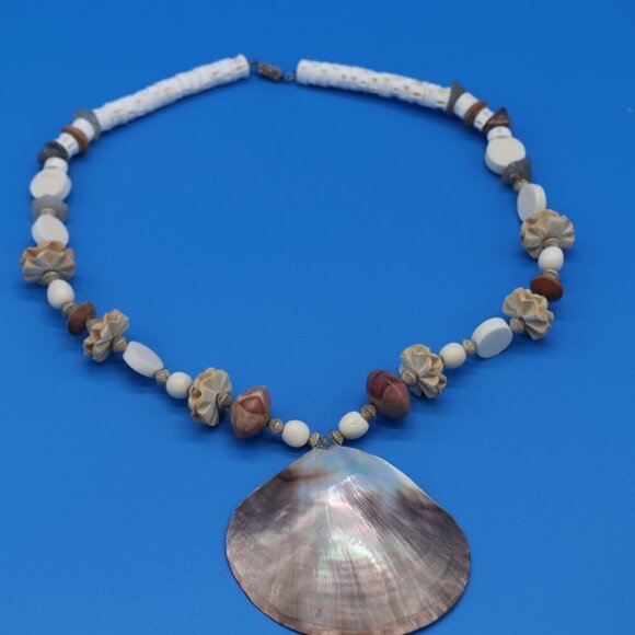 VNTG 22" with Approx. 3" Diameter Mother of Pearl Shell Necklace W/Screw Closure - Picture 3 of 7